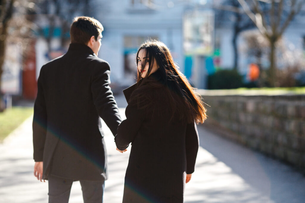 Paar geht Hand in Hand – Symbolbild für die Theorie der drei großen Lieben und die Frage, wie oft sich ein Mensch im Leben verliebt.