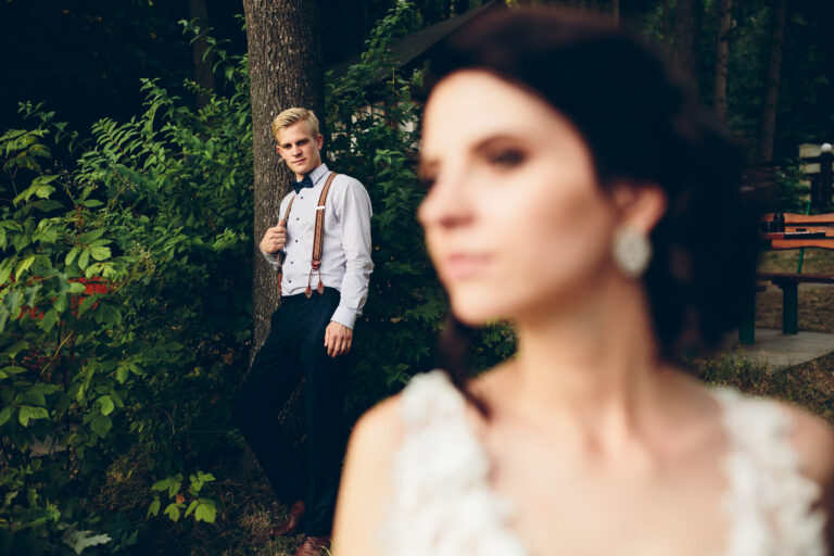 Traurige Frau sieht ein Hochzeitspaar – warum manche Menschen nach langer Beziehung schnell heiraten.