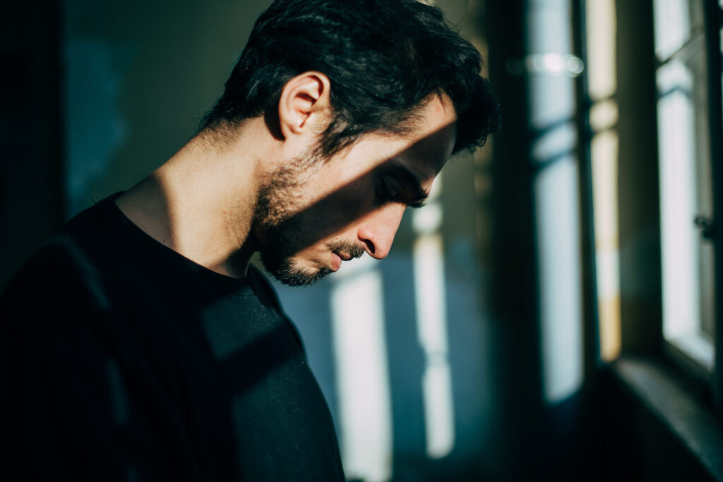 Wie vermissen Männer eine Frau? So zeigt sich Sehnsucht bei Männern