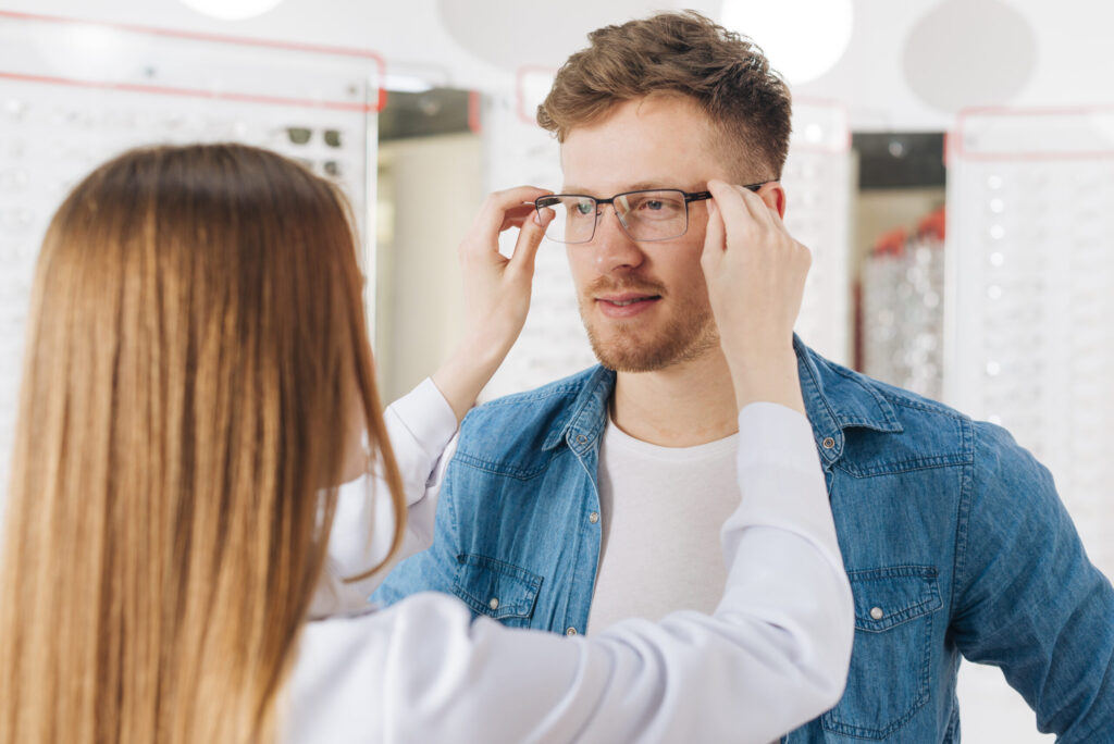 Paar schaut sich intensiv in die Augen – Blickkontakt und seine Bedeutung für Gefühle, Interesse und Anziehung.