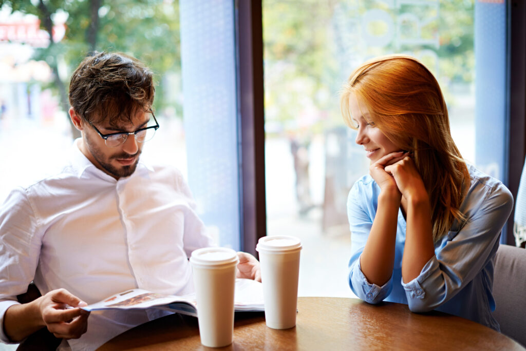 Mann und Frau im Gespräch mit intensivem Blickkontakt – Symbolbild zur Frage, ob er nur nett ist oder romantisches Interesse hat.