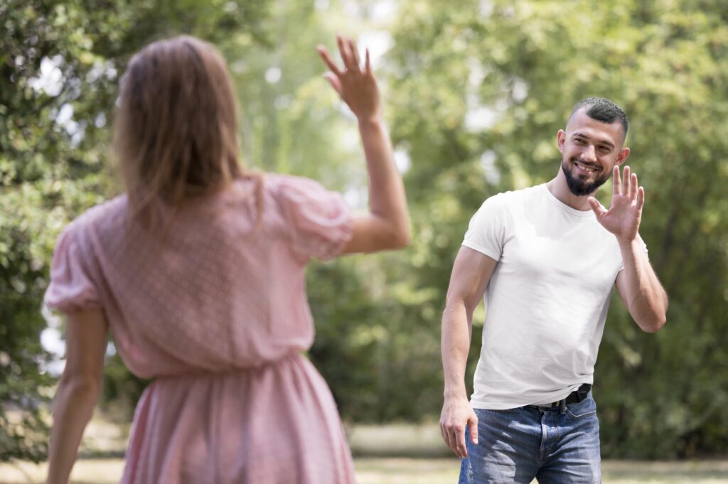 Immer wieder derselben Person begegnen – zufälliges Treffen zwischen einem Mann und einer Frau auf der Straße.