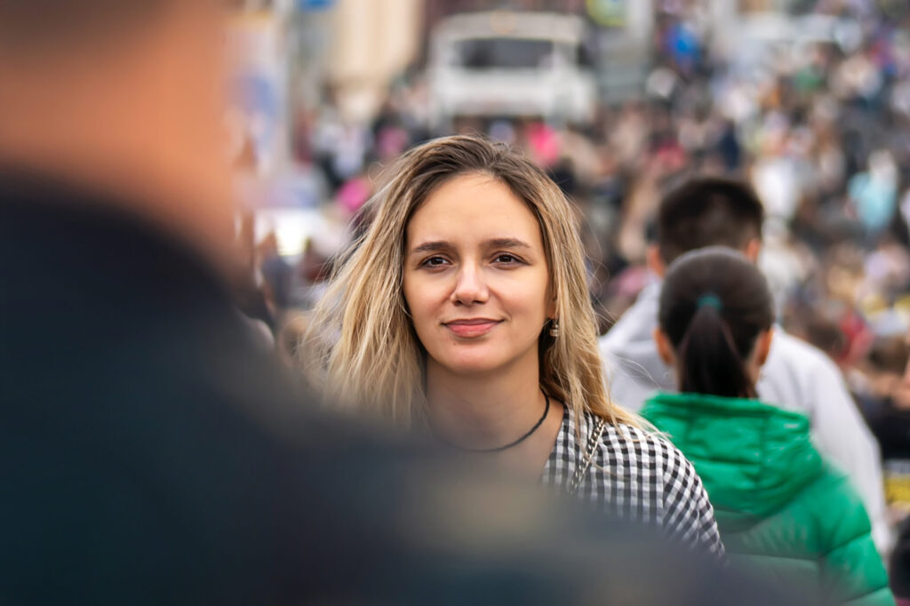 Immer wieder derselben Person begegnen – zufälliges Treffen zwischen einem Mann und einer Frau auf der Straße.
